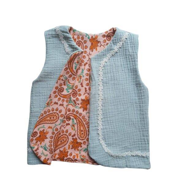 Giletje lichtblauw hydrofiel – paisley print roze maat 86/92