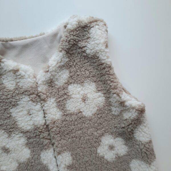 Giletje bloemen teddy donker beige – gevoerd – maat 86/92 - Afbeelding 2