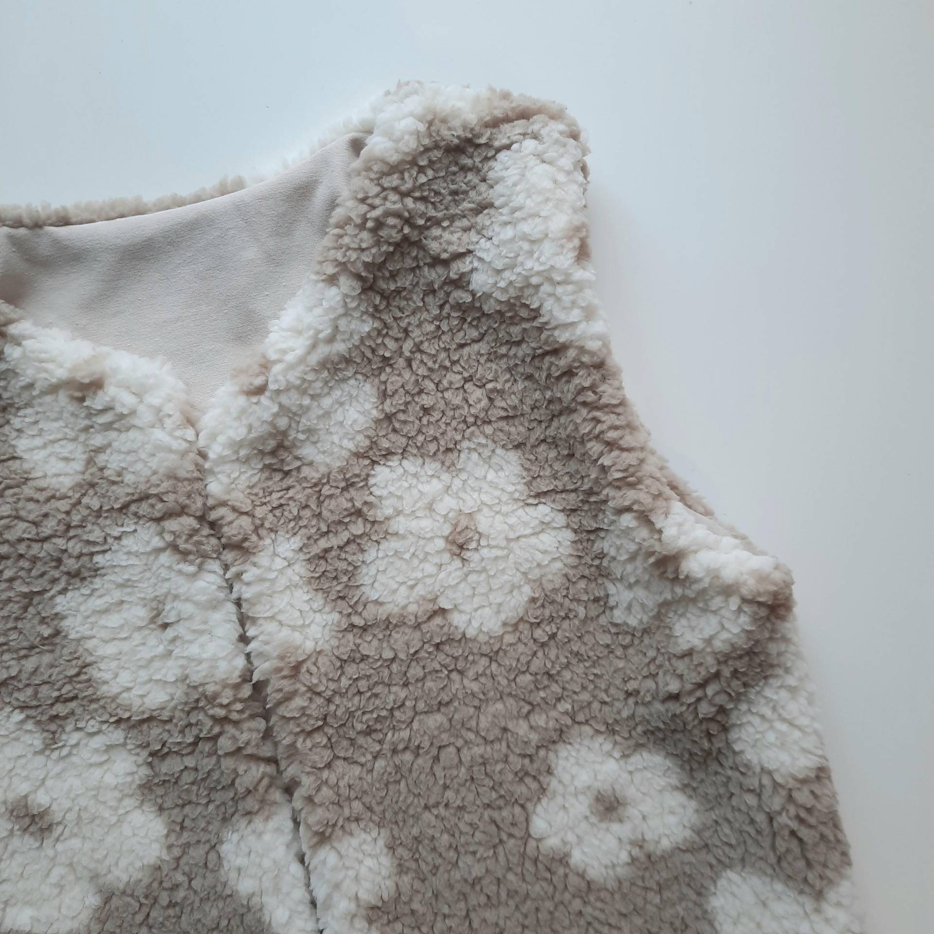Giletje bloemen teddy donker beige – gevoerd – maat 86/92 - Afbeelding 2