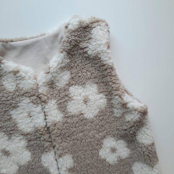 Giletje bloemen teddy donker beige – gevoerd – maat 110/116 - Afbeelding 2