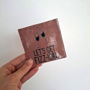 Tegeltje 'Let's get fizz-ical' - donkerroze