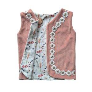 Giletje velours lichtroze – tricot veldbloemen maat 98/104